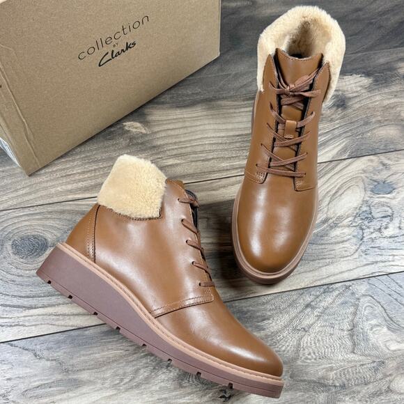 NIB Clarks Andie Mae 8.5M Leather Faux Fur Cuff Comfort Ankle Booties Tan Brown - Picture 1 of 11